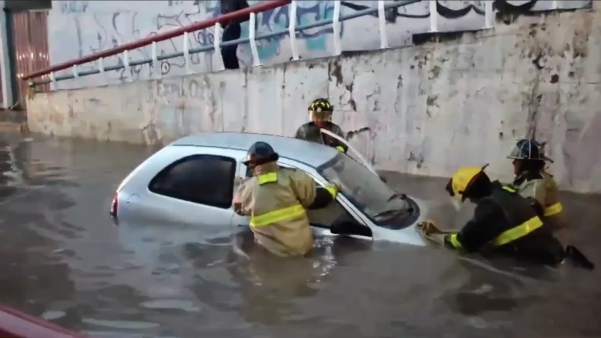 Rescatan automovilista atrapado en bajo puente de Ozumbilla
