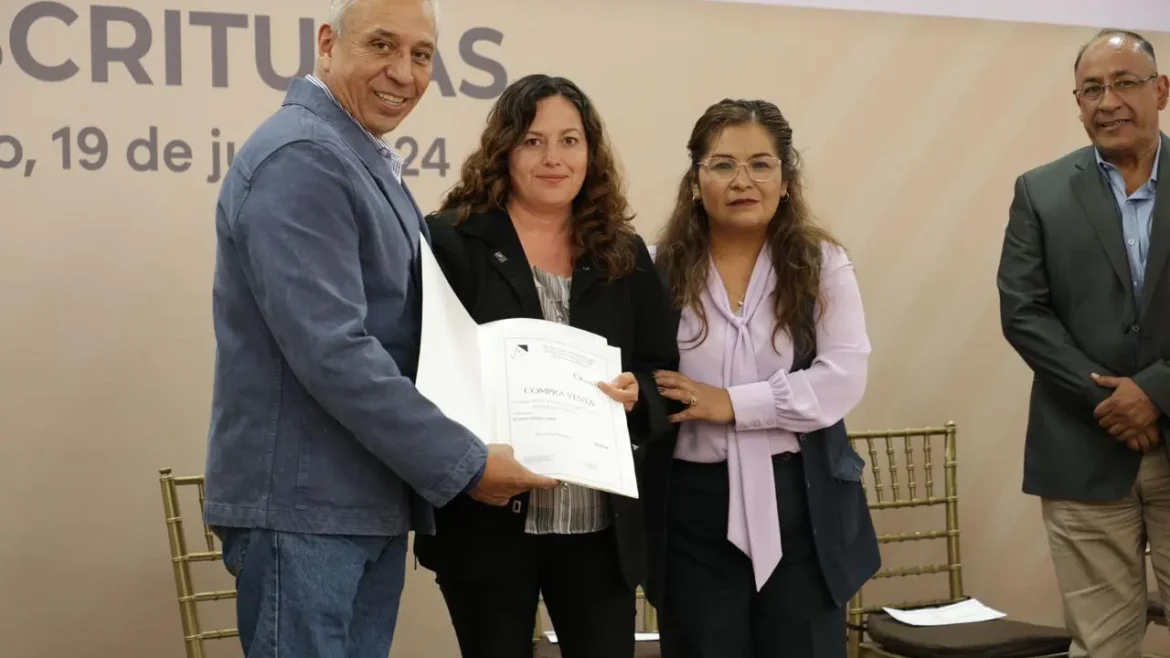 72 Familias Obtienen Certeza Jurídica en su Patrimonio con Entrega de Escrituras en Técamac