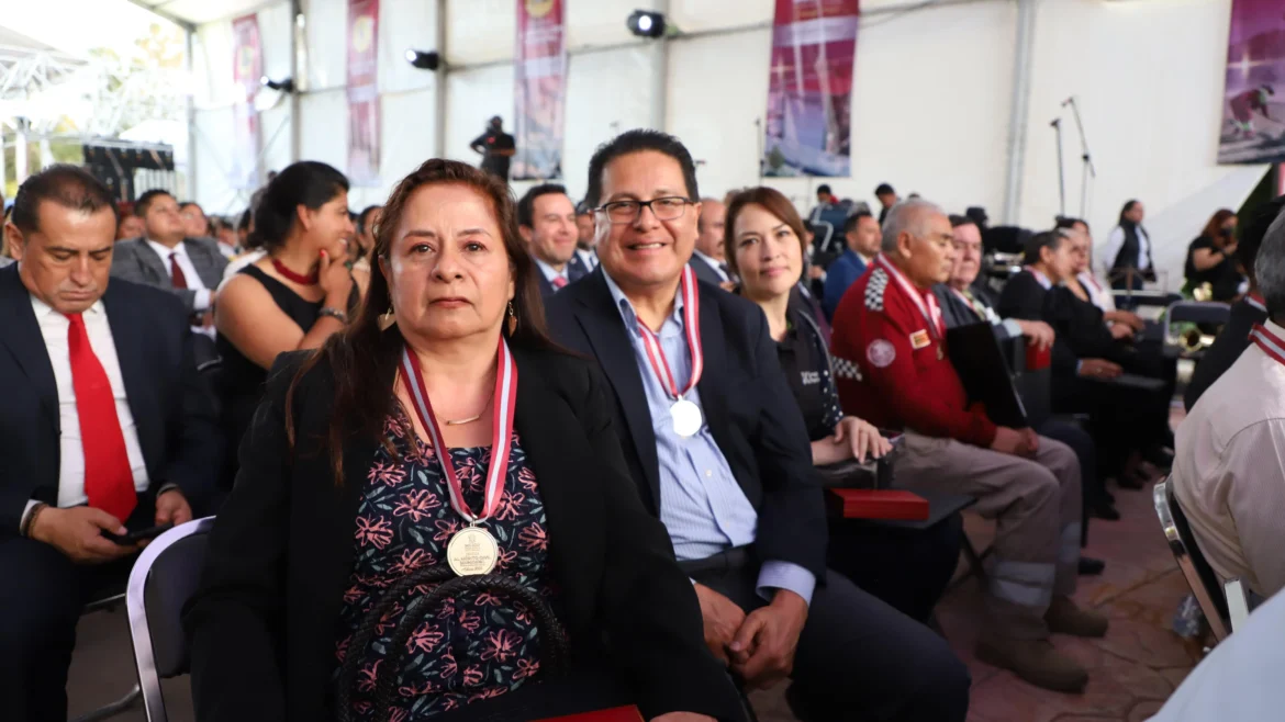 Tecámac, Estado de México, a 15 de agosto del 2024 PM/SP/UCS/BOL.188 Emite Gobierno de Tecámac Convocatoria para la Presea al Mérito Civil Municipal El registro de aspirantes en las distintas categorías concluirá el 24 de agosto; podrán participar personas originarias o vecinos del municipio Con la aprobación del Cabildo, el Ayuntamiento de Tecámac dio a conocer la convocatoria de la Presea al Mérito Civil Municipal Edición 2024, que se entrega a los ciudadanos que contribuyen en el progreso y bienestar de sus comunidades, por sus aportaciones en alguno de distintos ámbitos. Los aspirantes podrán entregar su solicitud para participar en este certamen a más tardar el 24 de agosto y deberán ser personas originarias o vecinas del municipio, a excepción de la distinción al fortalecimiento municipal. Podrán inscribirse para las categorías al mérito científico y de investigación “Heberto Castillo Martínez”; al mérito artístico, de letras y cultura “Felipe Villanueva Gutiérrez, ilustre músico mexicano”, y al pedagógico y la docencia “José Vasconcelos Calderón, apóstol de la educación”. También a la excelencia académica “Niños Héroes de Chapultepec”; al trabajo en favor de la comunidad “Cruz Roja Mexicana”; al servicio público municipal “Don German Estévez López, Presidente Municipal de Tecámac” y al fortalecimiento municipal “General Lázaro Cárdenas del Río”. Otras categorías son al impulso y desarrollo económico “Aeropuerto Internacional Felipe Ángeles”; al cuidado y preservación del medio ambiente “Reserva Ecológica Sierra Hermosa”, y al respeto por la diversidad, la igualdad y equidad de género “Juana Inés de Asbaje Ramírez de Santillana”. El registro de los candidatos se hará en forma presencial ante la Secretaría del Consejo de Premiación, sitio plaza principal, sin número, primer piso, Tecámac, Estado de México, adjuntando impresos, los siguientes documentos: Copias de Acta de Nacimiento, CURP, de acta constitutiva, para el caso de personas morales, Currículum Vitae, a excepción de la categoría “Al mérito y Excelencia Académica”; comprobante de domicilio; documentos probatorios que se consideren pertinentes, incluyendo memorias fotográficas y/o documentales, entre otros. La lista de ganadores se publicará a más tardar el viernes 6 de septiembre en la “Gaceta Municipal” de Tecámac, y las preseas serán entregadas en en ceremonias solemnes, del 12 de septiembre con motivo del CXCIX aniversario de la erección del municipio y el 13 de septiembre en el CLXXVII aniversario de la Gesta Heroica de los Niños Héroes de Chapultepec (sólo para la presea que lleva su nombre).