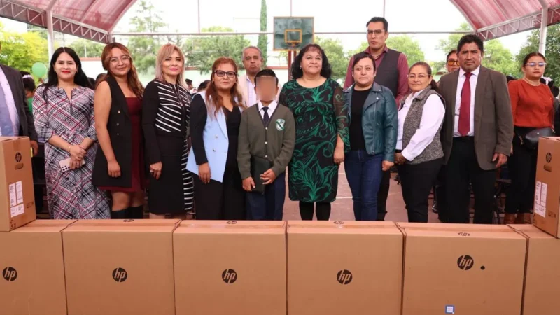 Entrega Alcaldesa de Tecámac 40 Computadoras en Escuelas de Primaria