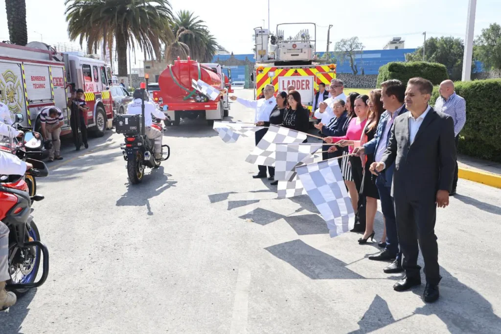 Dan Banderazo de Salida a las Nuevas Unidades de Protección Civil y Bomberos de Tecámac.