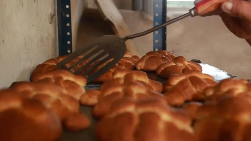 En San Pablo y San Mateo Tecalco Conservan la Tradición de Elaborar el Pan de Muerto