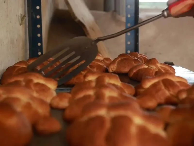 En San Pablo y San Mateo Tecalco Conservan la Tradición de Elaborar el Pan de Muerto