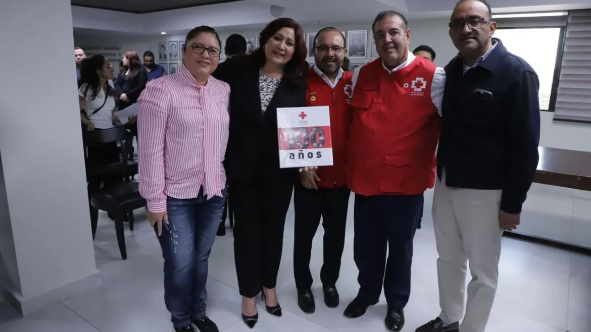 Entrega Rosi Wong Donativo al Iniciar Colecta de la Cruz Roja en Tecámac