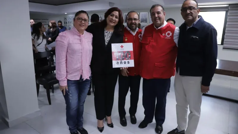 Entrega Rosi Wong Donativo al Iniciar Colecta de la Cruz Roja en Tecámac