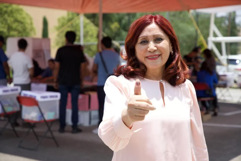 Emite su Voto Alcaldesa de Tecamac en esta Histórica Elección