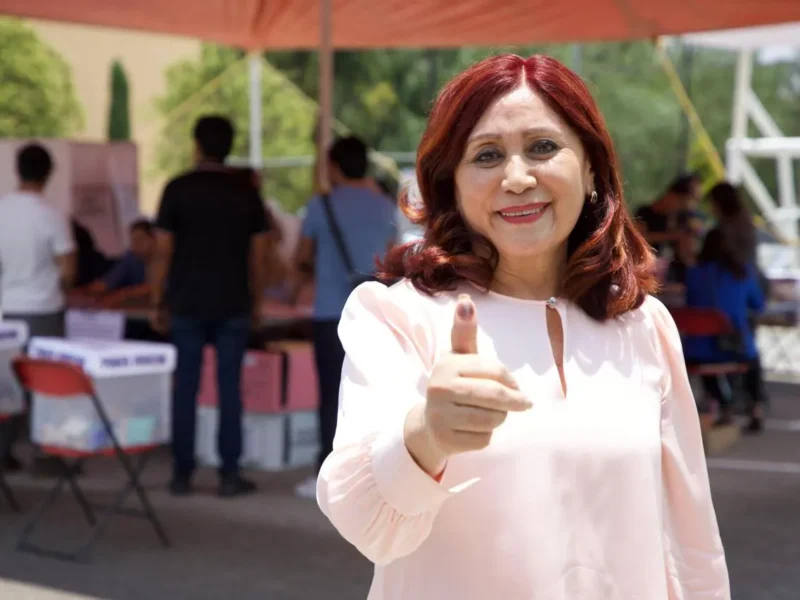 Emite su Voto Alcaldesa de Tecamac en esta Histórica Elección